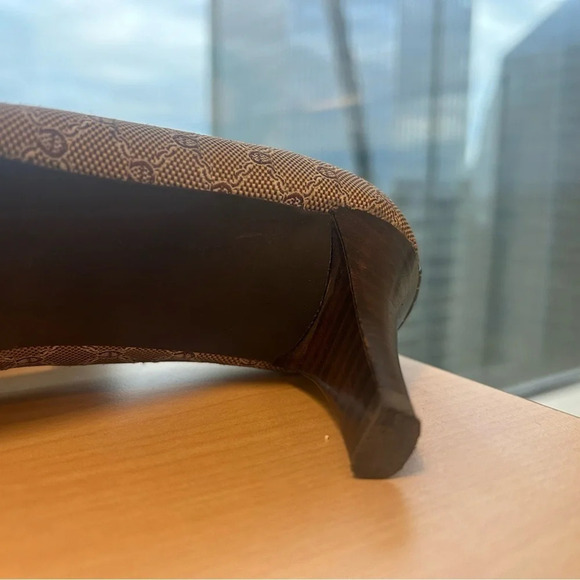 Etienne Aigner size 6.5 pumps excellent  condition - Picture 9 of 12